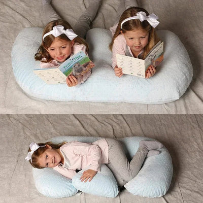 coussin-allaitement-pour-jumeaux-gris-deux-fillettes-jouent
