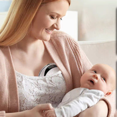 maman-tire-son-lait-avec-bebe