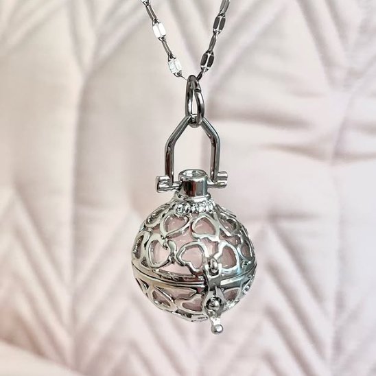 Bola-de-grossesse-sur-coussin-blanc