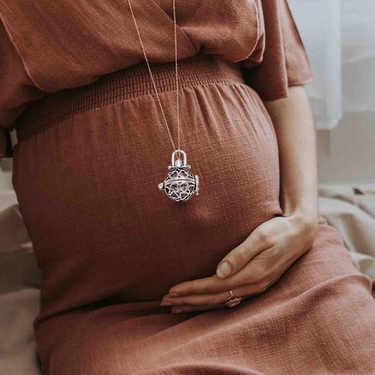 Bola-de-grossesse-sur-robe-brune