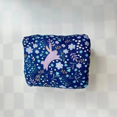 COUSSIN-ALLAITEMENT-TUYAU-BLEU-FONCE-LAPIN