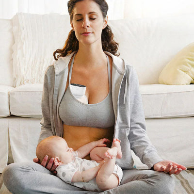 tire-lait-electrique-adi-blanc-maman-medite-bebe-joue